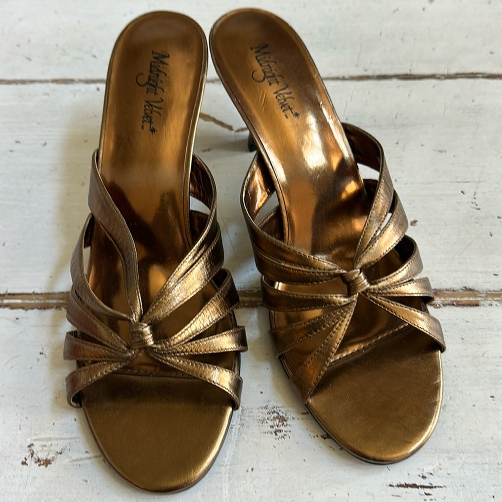 New without tags Midnight Velvet gold heels with straps